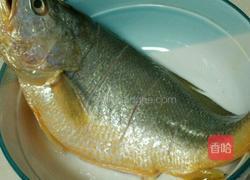 咸菜黄花鱼的做法图解1