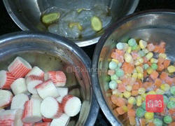 菠萝海鲜饭的做法图解2