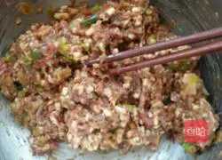 Illustration of how to make dumplings with three kinds of fresh stuffing 1