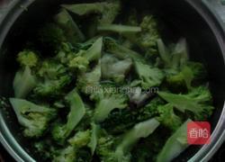 西兰花炒虾仁的做法图解1