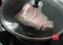 冰糖肘子的做法图解2