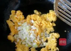 Illustration of how to make fruit, vegetable and egg fried rice 2