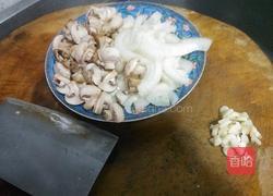 洋葱磨菇牛肉的做法图解2