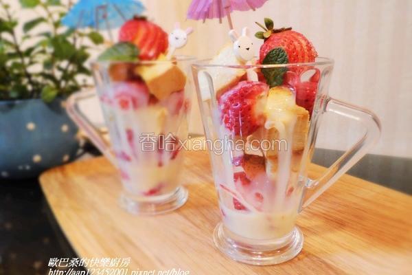 草莓炼奶圣代杯