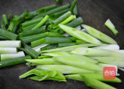 蚝油葱段炒猪肝片的做法图解2