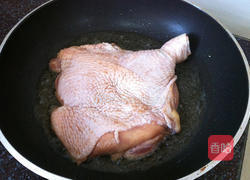 虾酱煎鸡腿的做法图解3