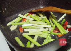 芦笋木耳炒墨鱼的做法图解3