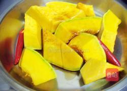 五香粉南瓜蒸小排的做法图解2