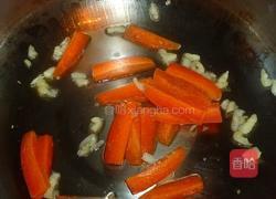 蒜香水莲炒菇的做法图解2