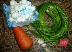 蒜香水莲炒菇的做法图解1