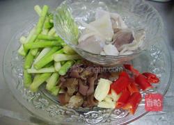 芦笋木耳炒墨鱼的做法图解1