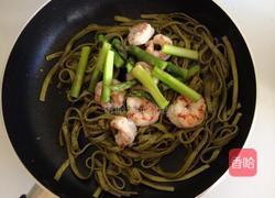 罗勒鲜虾意大利面的做法图解4