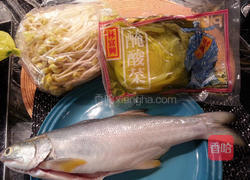 酸菜鱼片汤的做法图解1