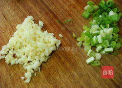 蒜酥溪虾的做法图解1