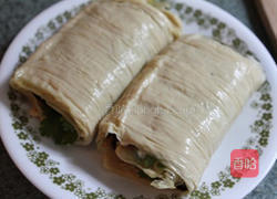 海苔肉松豆皮卷的做法图解2