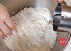 制作披萨饼皮的做法图解1