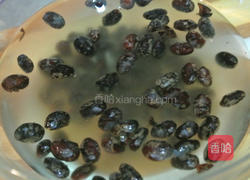 经典肉燥皮蛋拌面的做法图解2