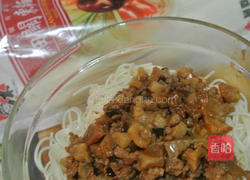 经典肉燥皮蛋拌面的做法图解7