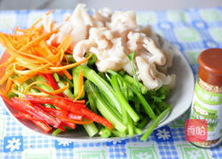 芹菜炒鱼肚的做法图解1