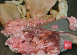 经典肉燥皮蛋拌面的做法图解1