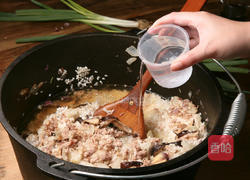 黑早冬菇豚肉炖饭的做法图解4