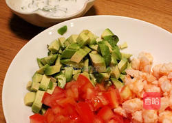 酪梨鲜虾莎拉的做法图解8