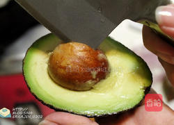 酪梨鲜虾莎拉的做法图解3