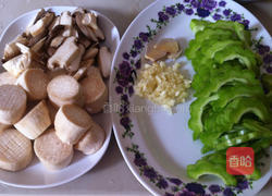 杏鲍菇伴苦瓜的做法图解1