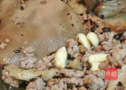 经典肉燥皮蛋拌面的做法图解3