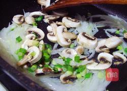 蘑菇洋葱滑蛋的做法图解3