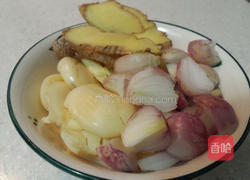 南乳蒜香五花腩的做法图解2