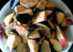 豆鼓酱香炒茄子的做法图解1