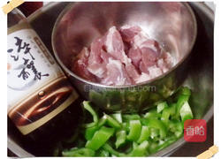 沙茶青椒猪柳的做法图解1