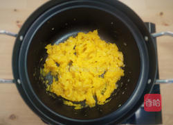 蟹肉南瓜浓汤的做法图解2