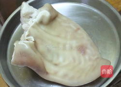 凉拌酸熘猪耳朵的做法图解1