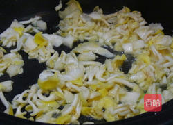 珊瑚菇炒蛋的做法图解2