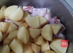 南瓜马铃薯炖肉的做法图解2