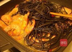 鲜虾墨鱼意大利面的做法图解4