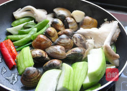橄榄磨菇酱拌海味的做法图解2
