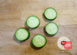 小黄瓜沙拉船的做法图解2