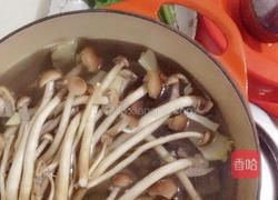 冬笋茶树菇排骨汤的做法图解3