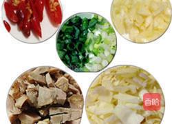 炸酱炒剩菜肉饭的做法图解1
