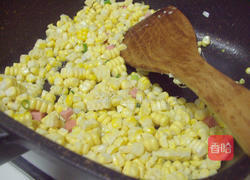 甜玉米炒热狗丁的做法图解3