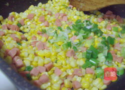 甜玉米炒热狗丁的做法图解5