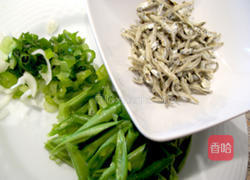 小鱼干炒饭的做法图解1