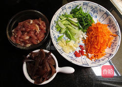 鲜蔬肉丝拌面的做法图解1