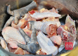 凉粉草炖鸡汤的做法图解1