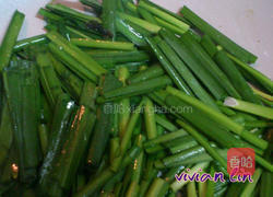 韭菜炒皮蛋的做法图解2