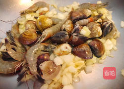青酱海鲜意大利面的做法图解2