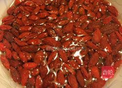 洋甘菊枸杞茶的做法图解2